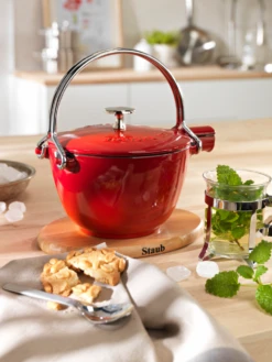 Staub Teekanne Und Wasserkessel Aus Gusseisen In Graphitgrau -Küche Geschäft 10830 rgb 300dpi neu 1 l