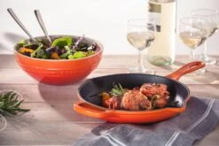 Le Creuset Brat- Und Servierpfanne Signature In Ofenrot -Küche Geschäft 13 Servierpfanne neu Ofenrot mitKra uter l
