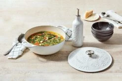 Le Creuset La Marmite Signature In Olive, 28 Cm 11 Le Creuset La Marmite Signature In Olive, 28 Cm -Küche Geschäft 210112 LeCreuset OliveBranchSoupPot RET No Artichaut