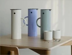 Stelton Isolierkanne EM77 1 L In Sand 5 Stelton Isolierkanne EM77 1 L In Sand -Küche Geschäft Ambiente EM77