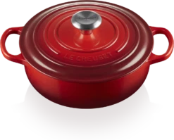 Le Creuset Sauteuse Signature Aus Gusseisen In Kirschrot
