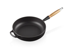 Le Creuset Sautépfanne Signature Aus Gusseisen Mit Holzgriff In Schwarz 7 Le Creuset Sautépfanne Signature Aus Gusseisen Mit Holzgriff In Schwarz -Küche Geschäft LC 20210721 HL PS OS 20259280000422 002