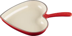 Le Creuset Herzförmige Brat- Und Servierpfanne Signature In Kirschrot 9 Le Creuset Herzförmige Brat- Und Servierpfanne Signature In Kirschrot -Küche Geschäft LC 20221130 HL PS NS 20400260602460 002