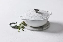 Le Creuset La Marmite Signature In Olive, 28 Cm 10 Le Creuset La Marmite Signature In Olive, 28 Cm -Küche Geschäft LECREUSET 09 02 22 5633