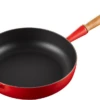 Le Creuset Sautépfanne Signature Aus Gusseisen Mit Holzgriff In Kirschrot -Küche Geschäft le creuset 20259280600422