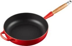 Le Creuset Sautépfanne Signature Aus Gusseisen Mit Holzgriff In Kirschrot