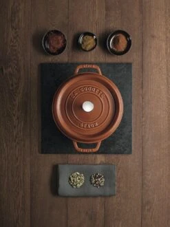 Staub Cocotte Rund Aus Gusseisen In Zimt 9 Staub Cocotte Rund Aus Gusseisen In Zimt -Küche Geschäft zimt ambiente1 l